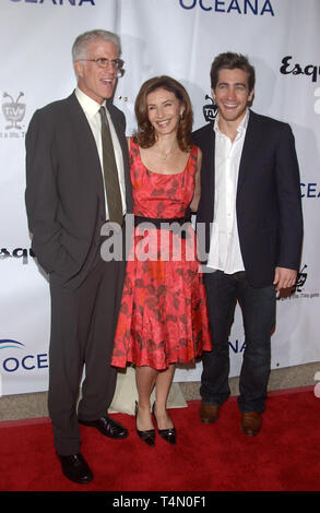 LOS ANGELES, CA. 11 novembre 2004 : Beverly Hill, CA ; acteur Jake Gyllenhaal avec l'actrice Mary Steenburgen & mari l'acteur Ted Danson (à gauche) à l'Oceana 2004 Gala Prix Partenaires dans Beverly Hills. L'Oceana est un organisme sans but lucratif plaidoyer international groupe dédié à la protection et à la restauration des océans du monde. Banque D'Images