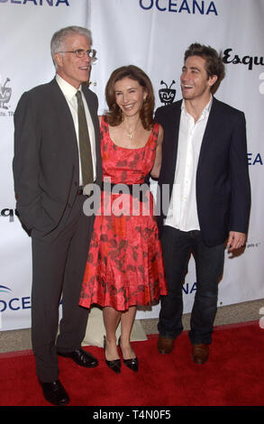 LOS ANGELES, CA. 11 novembre 2004 : Beverly Hill, CA ; acteur Jake Gyllenhaal avec l'actrice Mary Steenburgen & mari l'acteur Ted Danson (à gauche) à l'Oceana 2004 Gala Prix Partenaires dans Beverly Hills. L'Oceana est un organisme sans but lucratif plaidoyer international groupe dédié à la protection et à la restauration des océans du monde. Banque D'Images