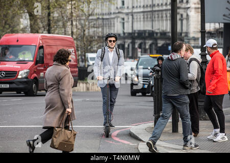 Les navetteurs urbains à l'aide des scooters électriques à Hyde Park Corner Electric comme ministres envisagent de renverser une décennie d'interdiction sur les scooters électriques. Banque D'Images