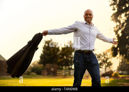 Portrait of a smiling man avec ses bras tendus. Banque D'Images