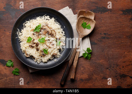 Risotto aux champignons délicieux habillé de fromage parmesan et le persil. Top View with copy space Banque D'Images