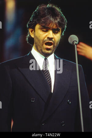 Andrea Bocelli, Sänger und italienischer Produzent, bei einem Auftritt, Deutschland 1996. Le chanteur italien Andrea Bocelli effectuant à l'Allemagne, 1996. Banque D'Images