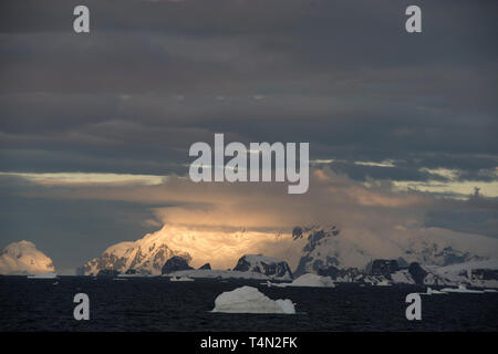 Vue magnifique sur la montagne coucher de soleil en Antarctique Banque D'Images