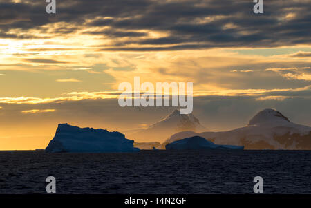 Vue magnifique sur la montagne coucher de soleil en Antarctique Banque D'Images