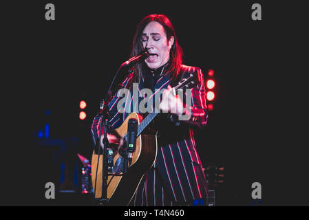 Torino, Italie. Apr 16, 2019. Manuel Agnelli, chanteur et fondateur de l'italien "punk rock Afterhours' en live sur scène à Turin, au Teatro Colosseo, pour sa tournée acoustique 2019 solo appelé 'Une soirée avec Manuel Agnelli'. Credit : Alessandro Bosio/Pacific Press/Alamy Live News Banque D'Images