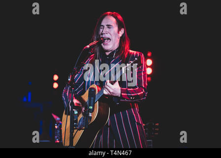 Torino, Italie. Apr 16, 2019. Manuel Agnelli, chanteur et fondateur de l'italien "punk rock Afterhours' en live sur scène à Turin, au Teatro Colosseo, pour sa tournée acoustique 2019 solo appelé 'Une soirée avec Manuel Agnelli'. Credit : Alessandro Bosio/Pacific Press/Alamy Live News Banque D'Images