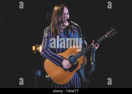 Torino, Italie. Apr 16, 2019. Manuel Agnelli, chanteur et fondateur de l'italien "punk rock Afterhours' en live sur scène à Turin, au Teatro Colosseo, pour sa tournée acoustique 2019 solo appelé 'Une soirée avec Manuel Agnelli'. Credit : Alessandro Bosio/Pacific Press/Alamy Live News Banque D'Images