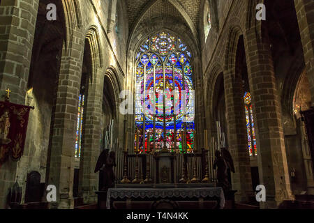 Guérande, FRANCE, le 30 octobre 2016 : intérieurs, vitraux et les détails de l'église Saint-Aubin, le 30 octobre 2016, à Guérande, Bretagne, France Banque D'Images