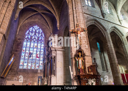 Guérande, FRANCE, le 30 octobre 2016 : intérieurs, vitraux et les détails de l'église Saint-Aubin, le 30 octobre 2016, à Guérande, Bretagne, France Banque D'Images