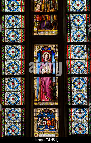 Guérande, FRANCE, le 30 octobre 2016 : intérieurs, vitraux et les détails de l'église Saint-Aubin, le 30 octobre 2016, à Guérande, Bretagne, France Banque D'Images