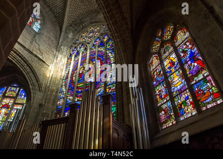 Guérande, FRANCE, le 30 octobre 2016 : intérieurs, vitraux et les détails de l'église Saint-Aubin, le 30 octobre 2016, à Guérande, Bretagne, France Banque D'Images