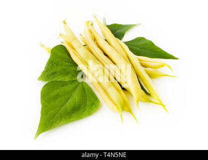 Composition des haricots jaunes avec des feuilles isolées sur fond blanc Banque D'Images