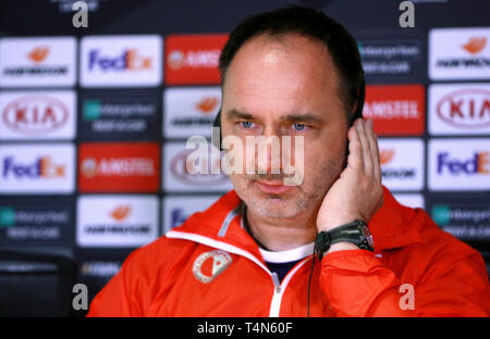 Le Slavia Prague manager Jindrich Trpisovsky au cours de la conférence de presse à Stamford Bridge, Londres. Banque D'Images