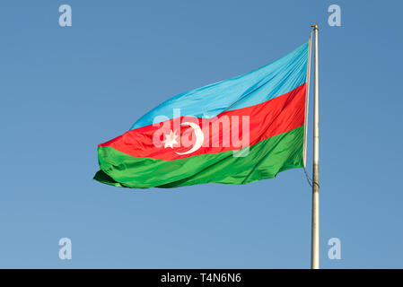 Drapeau de l'Azerbaïdjan vole contre le ciel bleu Banque D'Images