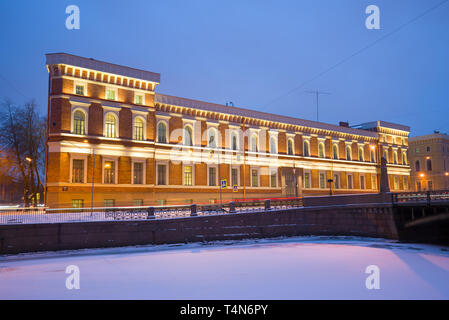 ST. PETERSBURG, Russie - le 30 janvier 2018 : Construction du Musée Naval à la lumière de soir de janvier Banque D'Images
