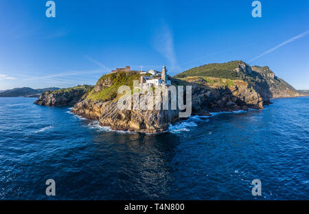 Le phare de Santa Catalina à Lekeitio, Pays Basque - vue aérienne drone Banque D'Images