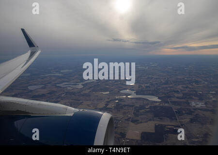 Vue aérienne de lacs et de terres, en regardant par la fenêtre d'un avion commercial Banque D'Images