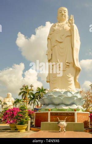 Statues de Bouddha debout et assis à la Pagode Vinh Trang à My Tho, Vietnam. Banque D'Images