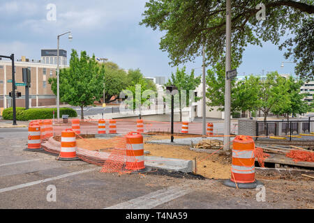 Ville de béton trottoir en construction pour la réparation à Montgomery, en Alabama, USA. Banque D'Images