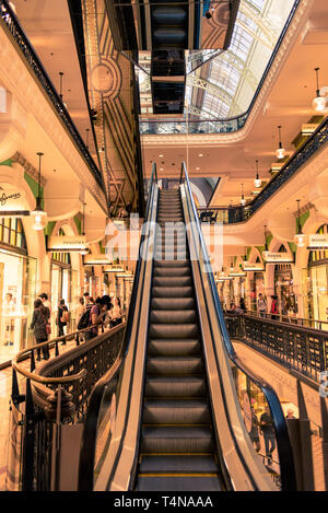 Sydney, Nouvelle Galles du Sud / AUSTRALIE - 13 mai 2016 : Un escalator à l'intérieur du Queen Victoria Building Banque D'Images