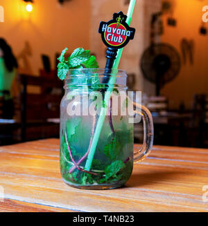 La Havane, Cuba - 25 juillet 2018 : un mojito à base de rhum Havana Club dans un restaurant de La Havane Cuba mojito Mojito nommé. Banque D'Images