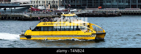 New York, USA - 15 octobre 2017 : un New York Water Taxi laissant la jetée sur le chemin de la statue de la Liberté et Ellis Island sur une belle Banque D'Images