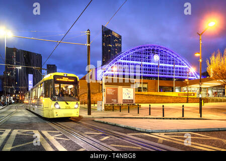 Les trams jaunes de Manchester en passant en face de la gare centrale. Banque D'Images