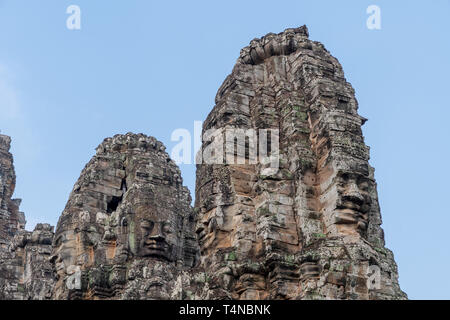 Des visages humains géant sur des tours du Bayon, temple d'Angkor Wat partie parc archéologique à Siem Reap, Cambodge Banque D'Images