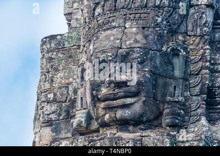 Des visages humains géant sur des tours du Bayon, temple d'Angkor Wat partie parc archéologique à Siem Reap, Cambodge Banque D'Images