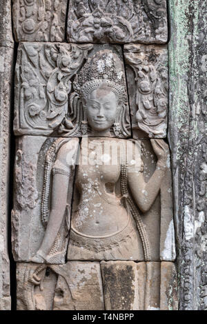 Anciennes sculptures en relief sur le mur d'anciens Khmer Hindu Temple Bayon à Angkor Thom Angkor Wat et près de Siem Reap au Cambodge Banque D'Images