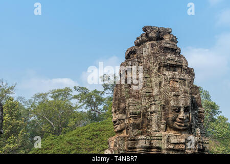 Des visages humains géant sur des tours du Bayon, temple d'Angkor Wat partie parc archéologique à Siem Reap, Cambodge Banque D'Images