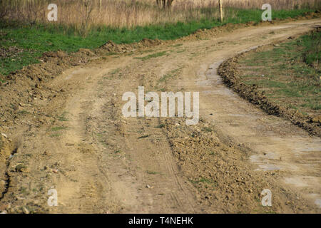 Route de terre nivelée par un classificateur. Dans le village de la route Banque D'Images