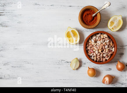 Prebranac ingrédients. Des haricots des Balkans. Le serbe, bosniaque, croate, monténégrin, cuisine slovène. Les haricots crus, oignon, citron, paprika en poudre Banque D'Images