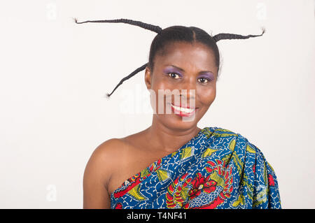 Portrait of young smiling african woman avec de longues tresses sur sa tête, regardant la caméra Banque D'Images