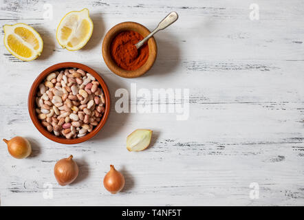 Prebranac ingrédients. Des haricots des Balkans. Le serbe, bosniaque, croate, monténégrin, cuisine slovène. Les haricots crus, oignon, citron, paprika en poudre Banque D'Images