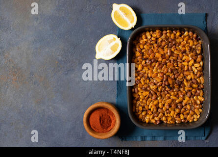 Prebranac baked beans des Balkans. Le serbe, bosniaque, croate, monténégrin et cuisine slovène. Haricots cuits au four, citron, paprika en poudre. Vue d'en haut Banque D'Images