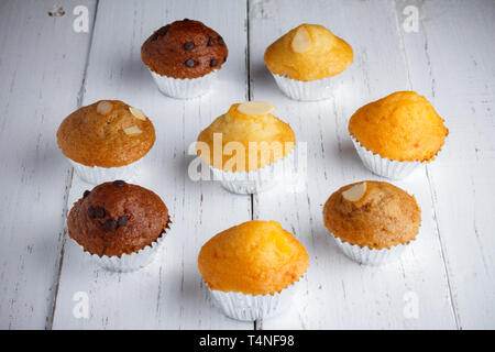 Petits gâteaux aux pépites de chocolat, d'amande et le beurre sur la table en bois, l'accent sur les gâteaux centre Banque D'Images