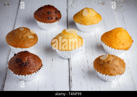 Petits gâteaux aux pépites de chocolat, d'amande et le beurre sur la table en bois, l'accent sur les gâteaux centre Banque D'Images