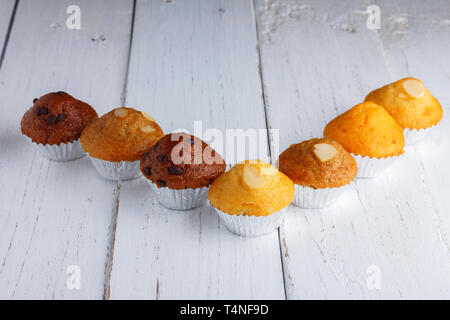 Petits gâteaux aux pépites de chocolat, d'amande et de beurre sur table en bois Banque D'Images