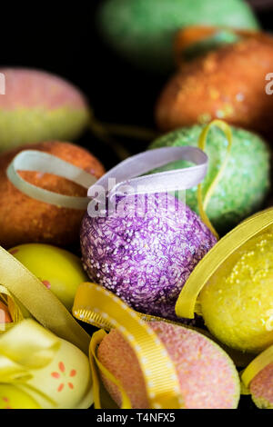 Ornement décoratif coloré et des oeufs de Pâques avec des rubans pour la pendaison comme décorations. Banque D'Images
