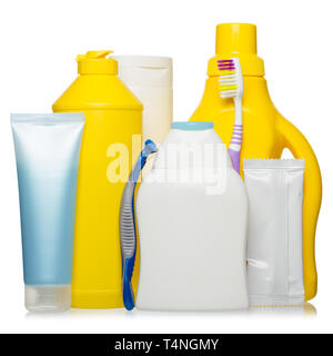 La santé, l'hygiène et les produits de nettoyage dans des contenants en plastique isolé sur fond blanc Banque D'Images
