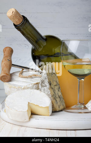 Vin et fromage sur table en bois still life Banque D'Images