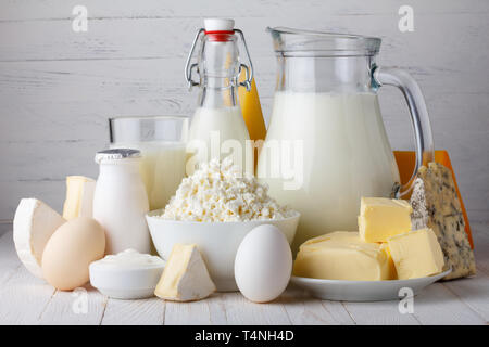 Les produits laitiers, lait, fromage cottage, les oeufs, le yogourt, la crème sure et le beurre sur table en bois Banque D'Images