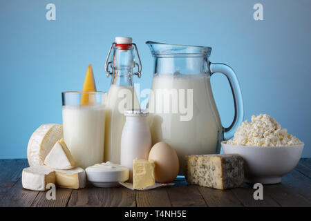 Produits laitiers sur table en bois still life Banque D'Images