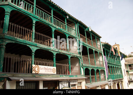 Chinchon, Espagne - 0414 2019 : un balcon vert typique de la place principale Banque D'Images