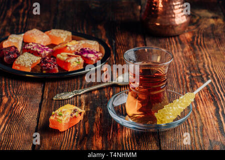 Plateau en verre armudu avec délice oriental rahat lokum plus de surface en bois Banque D'Images