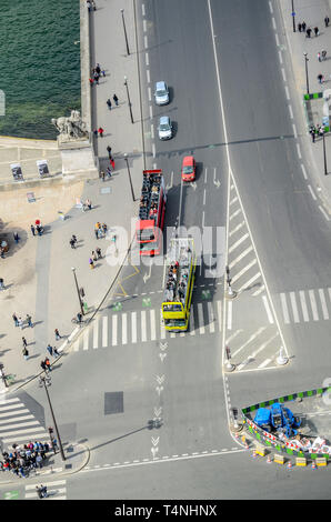 Bus touristiques à la jonction du Pont d'lena et du Quai Branly vus d'en haut depuis la Tour Eiffel, France. Vue aérienne Banque D'Images