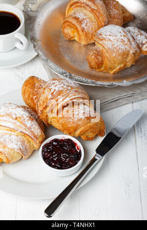 Des croissants avec de la confiture et du café Banque D'Images