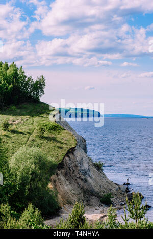 Falaise avec bois de bouleau sur Volga Banque D'Images