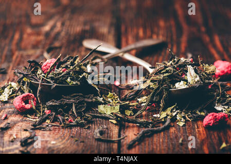 Deux cuillères de thé de fines herbes framboise plus de surface en bois Banque D'Images